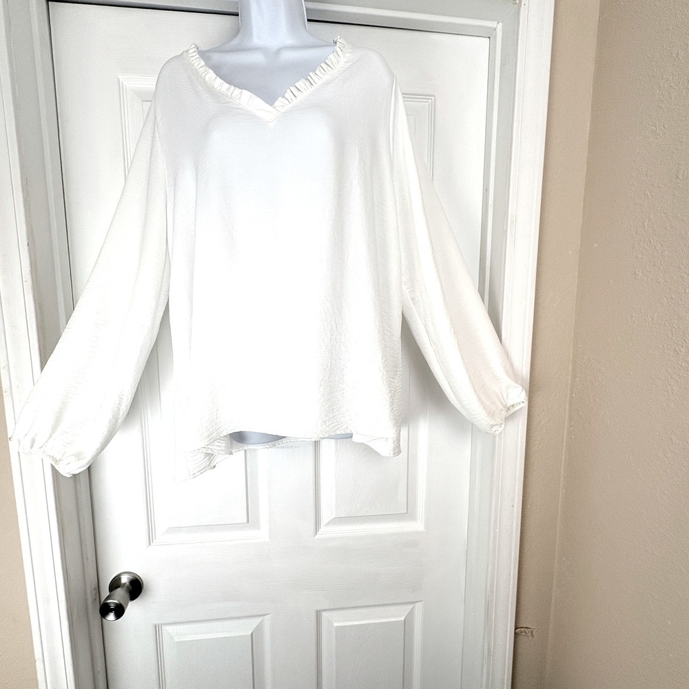 Betsey's‎ Boutique Shop Blouse XL White Long Sleeve Ruffle V-Neck Balloon Sleeve